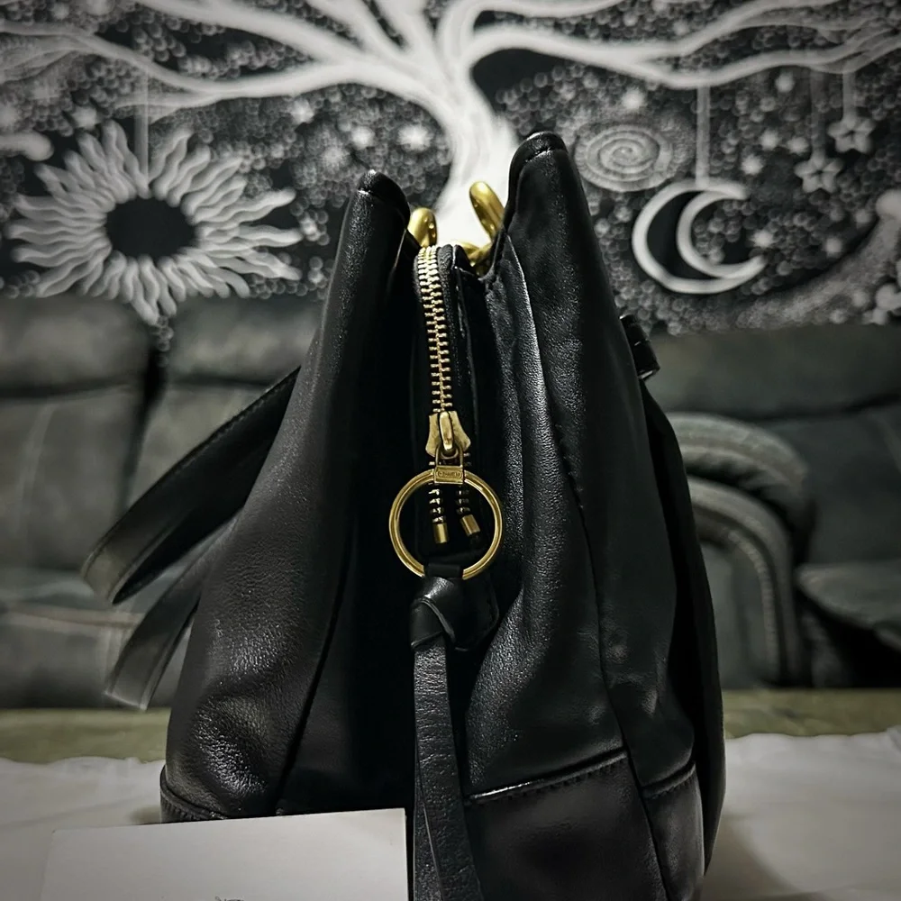 Vintage style Y2K Coach Black soft Leather Shoulder Bag with Gold Accents - Picture 16 of 17